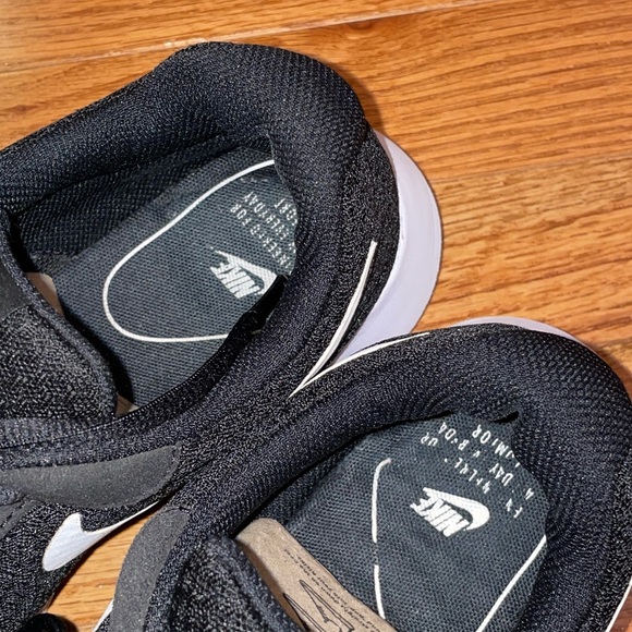 Nike women’s Tanjun sneakers - size 9. - Picture 4 of 10